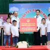 Chủ tịch nước Nguyễn Xuân Phúc tặng quà cho Trung tâm Nuôi dưỡng trẻ khuyết tật Hà Nội. (Ảnh An Đăng/TTXVN) 
