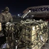 Viện trợ quân sự của Mỹ chuyển cho Ukraine được dỡ xuống từ máy bay ở sân bay quốc tế Boryspil, ngoại ô thủ đô Kiev, Ukraine. (Ảnh: Reuters) 