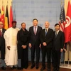 Đại sứ, Trưởng phái đoàn Việt Nam tại Liên hợp quốc chụp ảnh lưu niệm cùng Đại sứ các nước Ủy viên không thường trực Hội đồng Bảo an nhiệm kỳ 2020-2021. (Ảnh: Khắc Hiếu/TTXVN) 