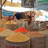 Một quầy hàng bán lương thực tại chợ ở Sanaa (Yemen). (Ảnh: AFP/TTXVN) 