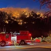 Lực lượng cứu hỏa được triển khai để dập đám cháy rừng tại Wrightwood, bang California, Mỹ ngày 11/6/2022. (Ảnh: AFP/TTXVN)