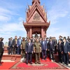 Thủ tướng Campuchia Samdech Techo Hun Sen và Thủ tướng Phạm Minh Chính dự lễ kỷ niệm 45 năm Con đường tiến tới đánh đổ chế độ diệt chủng Pol Pot. (Ảnh: Dương Giang/TTXVN)