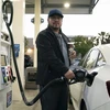 Người dân bơm xăng cho phương tiện tại trạm xăng ở Millbrae, California, Mỹ. (Ảnh: THX/TTXVN) 
