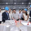 Thủ tướng Phạm Minh Chính thăm khảo sát nhà máy sản xuất linh kiện hàng không vũ trụ UAC, Hoa Kỳ. (Ảnh: Dương Giang/TTXVN)
