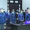 Bị cáo Nguyễn Quốc Anh (bên trái), cựu Giám đốc Bệnh viện Bạch Mai tại phiên tòa. (Ảnh: Văn Điệp/TTXVN) 