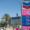 Một trạm xăng dầu của Chevron tại Santa Monica, California, Mỹ. (Nguồn: Getty Images) 