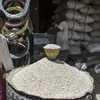 Người dân mua bột mỳ tại một khu chợ ở N' djamena (Cộng hòa Chad). (Ảnh: AFP/TTXVN) 