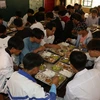 Huyện đoàn Mù Cang Chải, tỉnh Yên Bái đã tổ chức nấu 360 suất ăn miễn phí cho các thí sinh xa nhà và thí sinh có hoàn cảnh khó khăn. (Ảnh: Việt Dũng/TTXVN) 