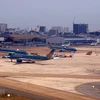 Máy bay của các hãng hàng không đậu tại sân bay Tân Sơn Nhất. (Ảnh: Ngọc Hà/TTXVN) 