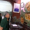 Các cựu chiến binh tham quan hiện vật trưng bày trong Bảo tàng Thành cổ Quảng Trị. (Ảnh: Nguyên Lý/TTXVN) 