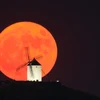 Siêu trăng được chiêm ngưỡng từ Consuegra, Tây Ban Nha. (Nguồn: THX/TTXVN) 