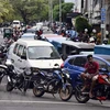Các phương tiện xếp hàng chờ đổ xăng tại Colombo, Sri Lanka. (Ảnh: THX/TTXVN) 