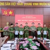 Đại tá Nguyễn Viết Giang, Giám đốc Công an tỉnh Lai Châu thưởng nóng cho các lực lượng tham gia phá thành công 4 chuyên án, vụ án về ma túy. (Ảnh: Quý Trung/TTXVN)