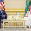Thái tử Saudi Arabia Mohammed bin Salman Al Saud (phải) trong cuộc gặp Tổng thống Mỹ Joe Biden đang ở thăm Jeddah, ngày 15/7/2022. (Ảnh: THX/TTXVN)