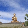Du khách hành hương khám phá nét độc đáo của bức tượng Phật Thích Ca trên núi thiêng Beldir. (Ảnh: Trần Hiếu/TTXVN) 