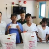 Đại diện địa phương Khánh Hòa trao quà hỗ trợ cho 4 ngư dân gặp nạn may mắn sống sót sau gần 10 ngày lênh đênh trên biển. (Ảnh: Phan Sáu/TTXVN)