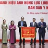 Chủ tịch nước Nguyễn Xuân Phúc trao tặng Danh hiệu Anh hùng Lực lượng vũ trang nhân dân cho Ban Dân Y Khu 5. (Ảnh: Thống Nhất/TTXVN)