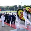 Lãnh đạo Đảng, Nhà nước đặt vòng hoa và vào Lăng viếng Chủ tịch Hồ Chí Minh. (Ảnh: An Đăng/TTXVN) 