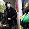 Bơm xăng cho phương tiện tại trạm xăng ở Paris, Pháp. (Ảnh: AFP/TTXVN) 