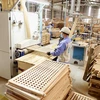 Sản xuất đồ gỗ xuất khẩu sang thị trường EU tại Công ty CP WOODSLAND Tuyên Quang. (Ảnh: TTXVN) 