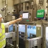 Điều khiển hệ thống máy chiết rót nước tự động tại nhà máy Công ty La Vie tại Long An (Liên doanh giữa Công ty Thương mại tổng hợp Long An và Tập đoàn Nestlé Waters). (Ảnh: Minh Hưng/TTXVN) 