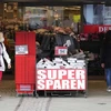 Người dân mua sắm tại một cửa hàng ở Berlin, Đức. (Ảnh: THX/TTXVN)
