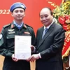 Chủ tịch nước Nguyễn Xuân Phúc trao Quyết định cho Trung tá Nguyễn Ngọc Hải làm nhiệm vụ tại trụ sở Liên hợp quốc. (Ảnh: Thống Nhất/TTXVN) 