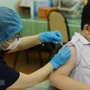 Nhân viên y tế tiêm vaccine phòng COVID-19 cho học sinh trường Trung học cơ sở Hồng Bàng (Quận 5). (Ảnh: Thu Hương/TTXVN) 