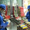 Đóng gói sản phẩm pin R20 tại Công ty Cổ phần Pin Hà Nội (Tập đoàn Hóa chất Việt Nam). (Ảnh: Hoàng Hùng/TTXVN) 