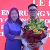 Niềm vui của em Trương Văn Quốc Bảo và cô giáo Cao Thị Lan Thanh trở về từ cuộc thi Olympic Tin học quốc tế tại trường THPT Chuyên Phan Bội Châu. (Ảnh: Bích Huệ/TTXVN)