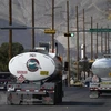 Xe chở xăng dầu gần nhà máy lọc dầu ở El Paso, Texas, Mỹ. (Ảnh: AFP/TTXVN)
