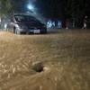 Mưa lớn tại thành phố Hạ Long, nhiều khu vực cống thoát nước cuộn thành xoáy nguy hiểm cho người tham gia giao thông. (Ảnh: TTXVN phát)