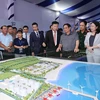 Thủ tướng Phạm Minh Chính tham quan mô hình Khu công nghiệp Sơn Mỹ 1. (Ảnh: Dương Giang/TTXVN)