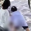 Hình ảnh cắt từ clip vụ nhóm nữ sinh đánh 2 nữ sinh khác trên địa bàn huyện Phú Hòa vào ngày 30/8/2022. (Ảnh: TTXVN phát)