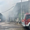 Ngọn lửa bốc lên từ một xưởng gỗ tại phường Tân Hoà, thành phố Biên Hoà, Đồng Nai, sau đó nhanh chóng lan rộng sang 6, 7 xưởng gỗ liền kề. (Ảnh: Lê Xuân/TTXVN)