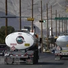 Xe chở xăng dầu gần nhà máy lọc dầu ở El Paso, Texas, Mỹ. (Ảnh: AFP/TTXVN) 