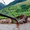 Cầu treo dân sinh tại bản Mệt Sai, xã Sặp Vạt, huyện Yên Châu, tỉnh Sơn La bị sập trụ cầu. (Ảnh: TTXVN phát)