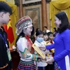 Phó Chủ tịch nước Võ Thị Ánh Xuân tặng quà cho các trẻ em khó khăn. (Ảnh: An Đăng/TTXVN)