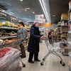 Người dân mua hàng tại một siêu thị ở thủ đô Moskva, Nga. (Nguồn: AFP/TTXVN)