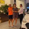 Chị Nguyễn Thị Mỹ Trinh, tài xế Lado taxi tìm du khách để trả lại điện thoại bỏ quên. (Nguồn: Báo Thanh niên) 