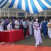 Nghi thức đón học sinh đầu cấp trong lễ khai giảng tại Trường Trung học phổ thông Lê Quý Đôn, Thành phố Hồ Chí Minh. (Ảnh: Thu Hoài/TTXVN)