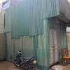 Căn nhà quây tôn vi phạm trật tự xây dựng trên đất công, đất nông nghiệp tại phường Khương Đình. (Ảnh: Mạnh Khánh/TTXVN) 