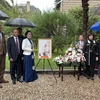 Bộ trưởng Phạm Thị Thanh Trà, Đại sứ Việt Nam tại Pháp cùng đoàn Bộ Nội vụ và nhân viên Đại sứ quán chụp ảnh lưu niệm tại ngôi nhà nơi Bác Hồ từng làm vườn cho một gia đình quý tộc tại Saint-Adresse. (Ảnh: Nguyễn Thu Hà/TTXVN)