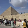 Khách du lịch tham quan Kim tự tháp Giza ở Cairo, Ai Cập. (Nguồn: AFP/TTXVN)