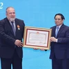 Thủ tướng Phạm Minh Chính trao tặng Huân chương Hồ Chí Minh cho Thủ tướng nước Cộng hòa Cuba Manuel Marrero Cruz. (Ảnh: Dương Giang/TTXVN) 