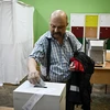 Cử tri bỏ phiếu tại một điểm bầu cử ở Sofia, Bulgaria, ngày 2/10/2022. (Nguồn: AFP/TTXVN)