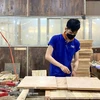 Công nhân Công ty Cổ phần Chế biến gỗ Thuận An làm các chi tiết mặt gỗ cổ điển theo đơn đặt hàng. Ảnh minh họa. (Ảnh: Hồng Nhung/TTXVN)