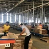 Sản xuất đồ gỗ xuất khẩu tại Công ty TNHH MTV Triệu Phú Lộc, thị xã Tân Uyên. (Ảnh: Chí Tưởng/TTXVN)