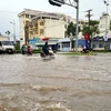 Đường Võ Văn Kiệt, thành phố Cần Thơ biến thành sông khi triều cường lên cao sáng 9/10. (Ảnh: TTXVN phát)