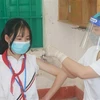 Tiêm vaccine phòng COVID-19 cho trẻ 11 đến dưới 12 tuổi tại Trường Trung học cơ sở Yên Định, huyện Hải Hậu, tỉnh Nam Định. (Ảnh: Văn Đạt/TTXVN) 